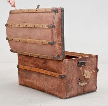 KOFFERT, läder samt trä, 1900-talets första hälft.