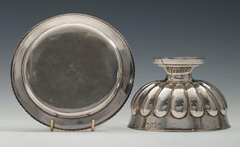 A SAUCE BOWL WITH PLATE, silver. Gustaf Grönholm, Helsinki 1834. Height 9 cm. Weight 275 g.