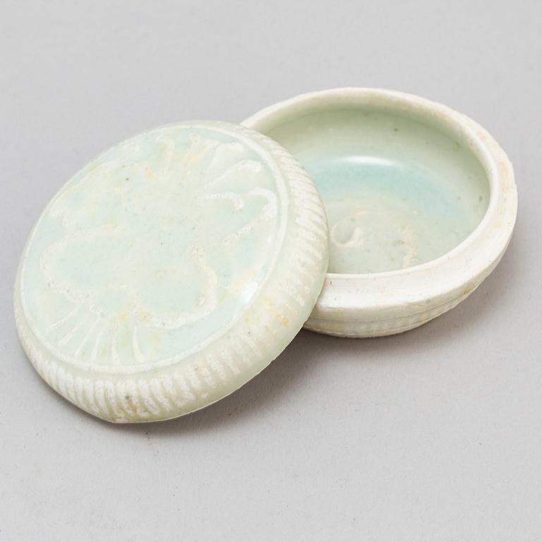 A glazed box with cover, Song/Yuandynastin (960-1368).