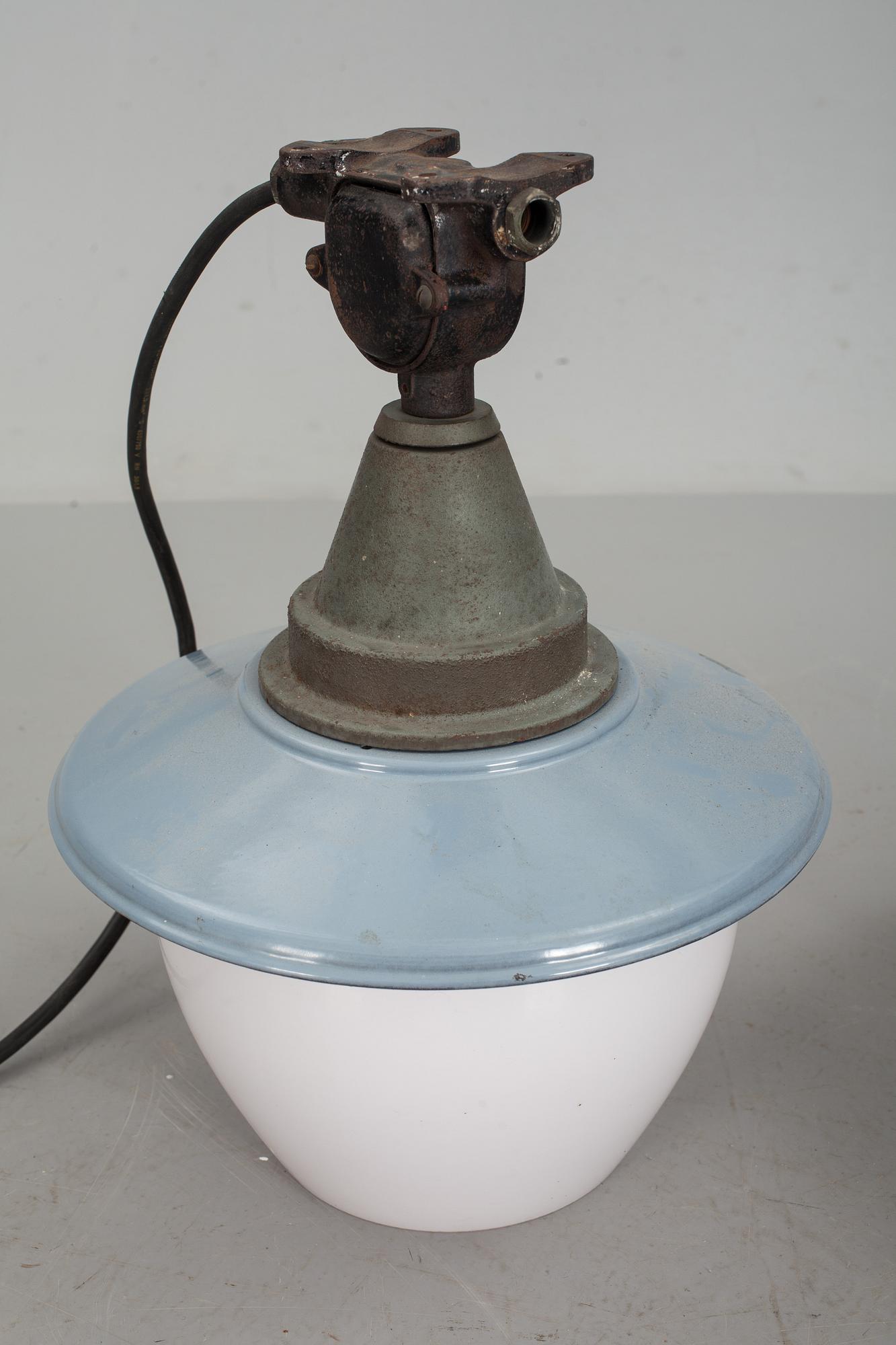 INDUSTRILAMPOR, 2 stycken, 1900-talets första hälft.