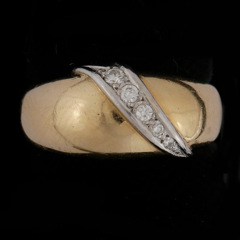 RING, 18k guld med briljantslipade diamanter tot ca0,10ct, Carlander, Stockholm, 1988. Vikt ca11g.