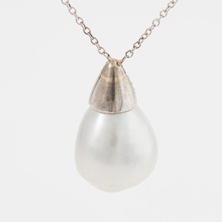 Necklace in platinum with a drop-shaped cultured pearl and brilliant-cut diamonds.