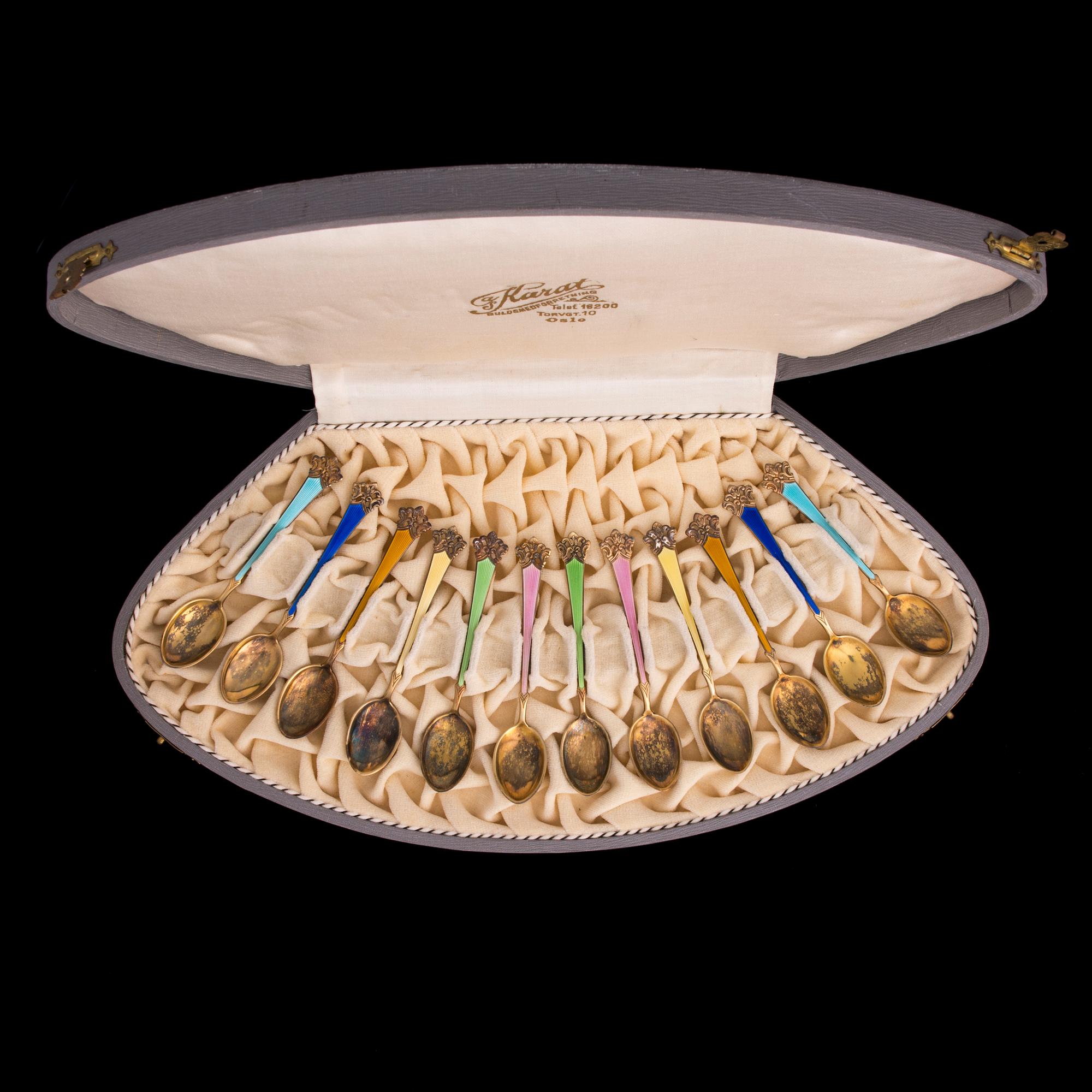 MOCCASKEDAR, 12 st, emalj och förgyllt sterlingsilver, Bergen, Norge. Vikt 91,6 g.