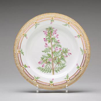 A set of 12 Royal Copenhagen "Flora Danica" dinner dishes, Denmark, 20th Century.