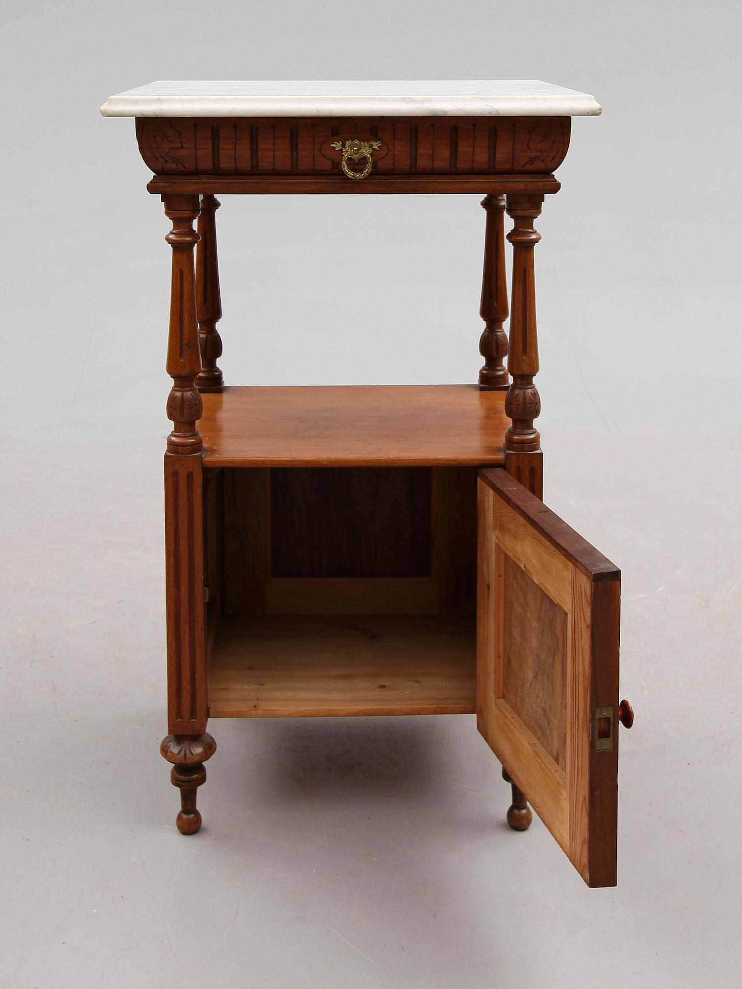 SÄNGBORD, nyrenässans, sent 1800-tal.