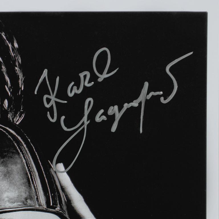 AUTOGRAFBILD, signerad Karl Lagerfeld, 2000-tal.