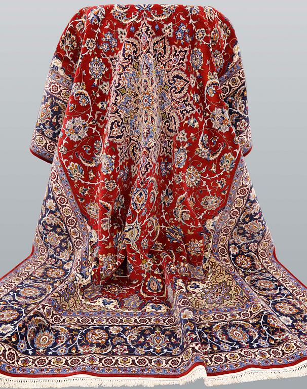 Carpet, Isfahan, part silk, 312 x 210 cm.