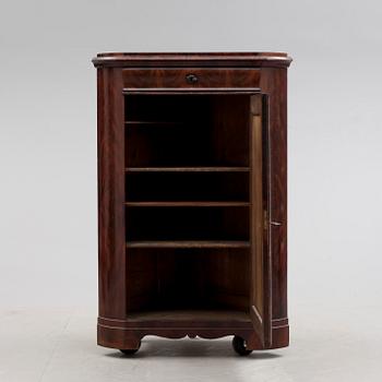 HÖRNSKÅP, omkring 1800-talets mitt.