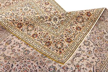 A Kashan carpet, c. 295 x 197 cm .