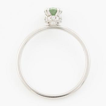 Ring 14K white gold with green sapphire and brilliant-cut diamonds.