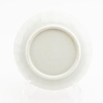 Koppar med fat, 4 st + 1 fat, porslin, Qianlong (1736-95), Kina.