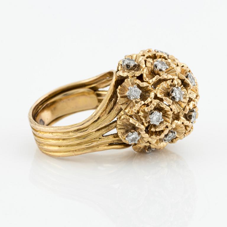 Ring 18K guld med runda briljantslipade diamanter, design Barbro Littmarck, W.A. Bolin.
