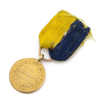 a royal Swedish military miniature medal in gold for bravery in the field from the 19th century. Weigth ca 2 grams.