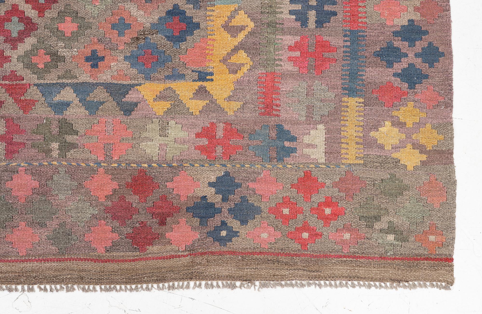 A Kelim carpt, c. 280 x 205 cm.