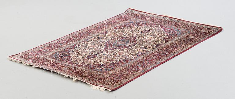 SEMI-ANTIQUE SILK KASHAN. 208 x 138,5 cm.