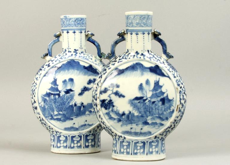 PILGRIMSKRUS, ett par, porslin, Kina, 1800-tal.