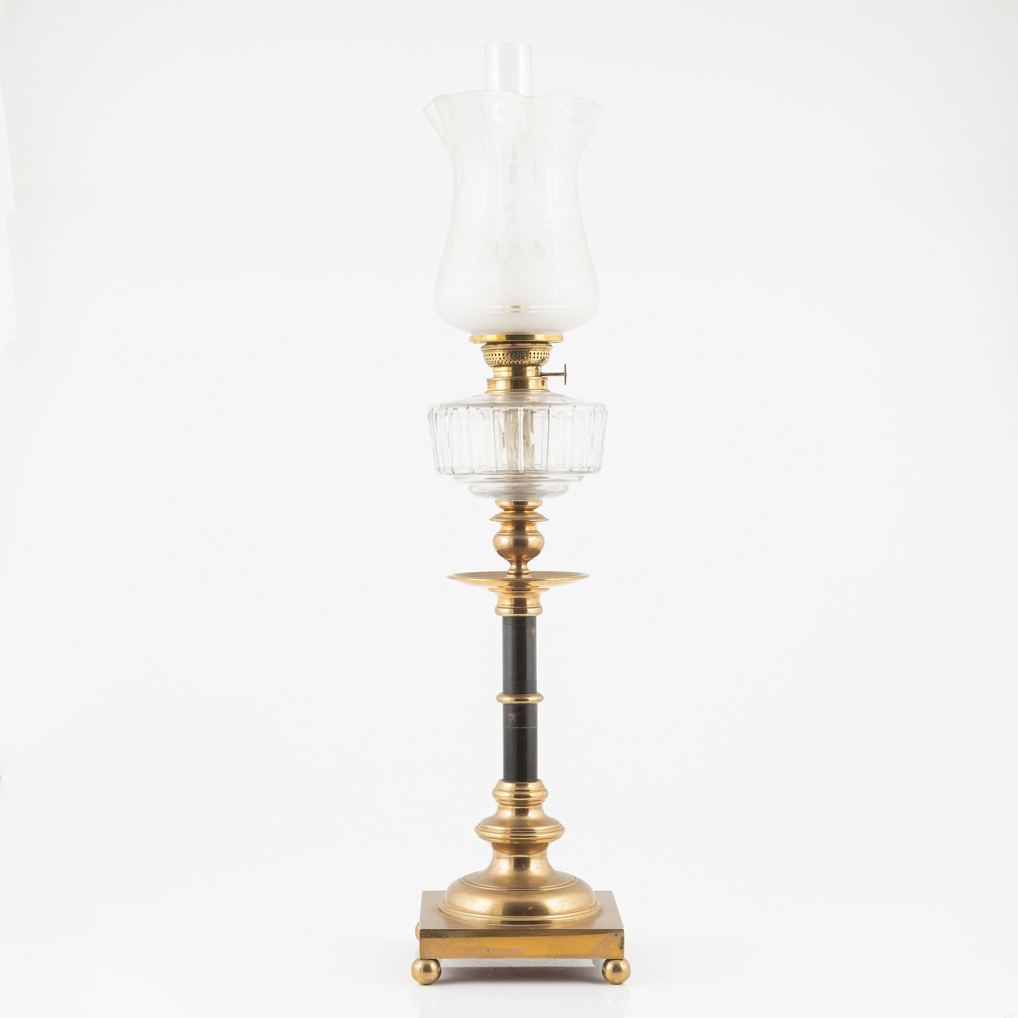 Bordsfotogenlampa, Skultuna, omkring 1900.