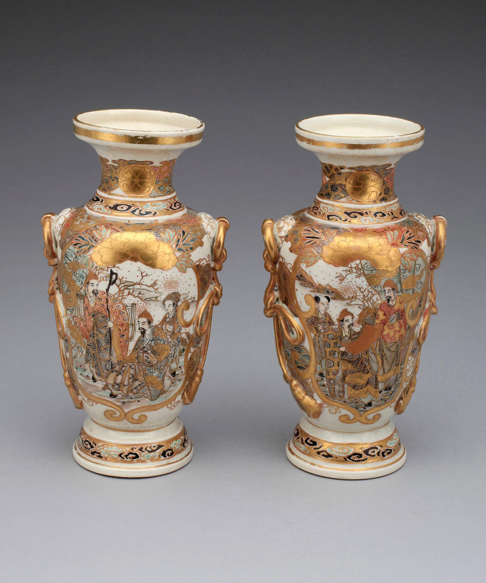 VASER, ett par, porslin, Satsuma, troligen Meiji, Japan tidigt 1900-tal.