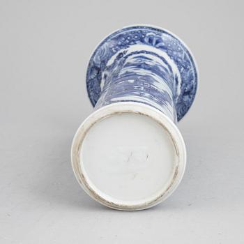 A blue and white porcelain serving dish and vase, Qingdynasti, Qianlong (1736-1795), and late 19th century.