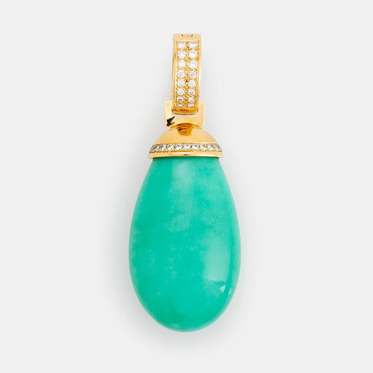 An 18K gold and chrysoprase Acchinelli pendant set with round brilliant-cut diamonds.