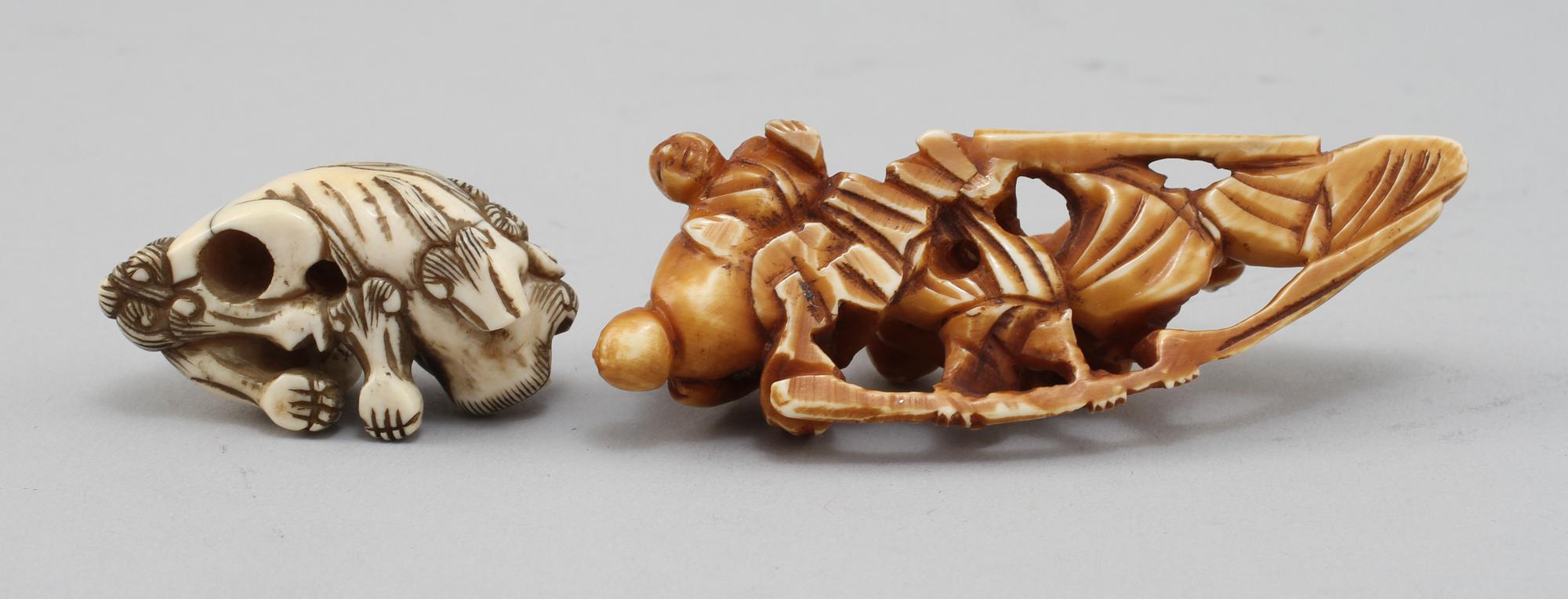 NETSUKES, 2 st, ben, Japan, 1900-talets första hälft.