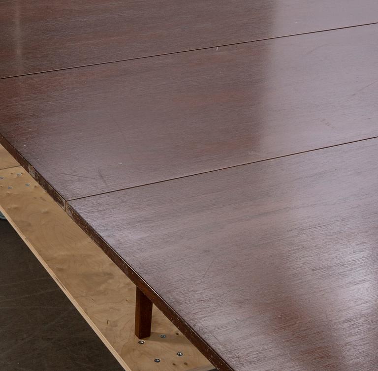 MATBORD, gustaviansk stil, mahognyfanerat, 1900-talets första hälft. 4 iläggsskivor medföljer.