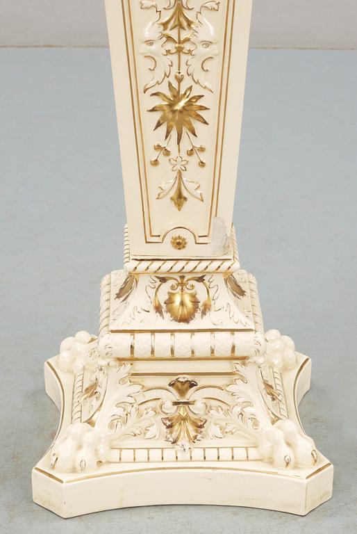 PIEDESTAL samt URNA MED LOCK, majolika, nyrenässans, Rörstrand, 1800-talets slut.