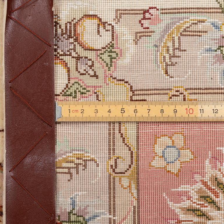 Rug, Tabriz, approx. 305 x 203 cm.