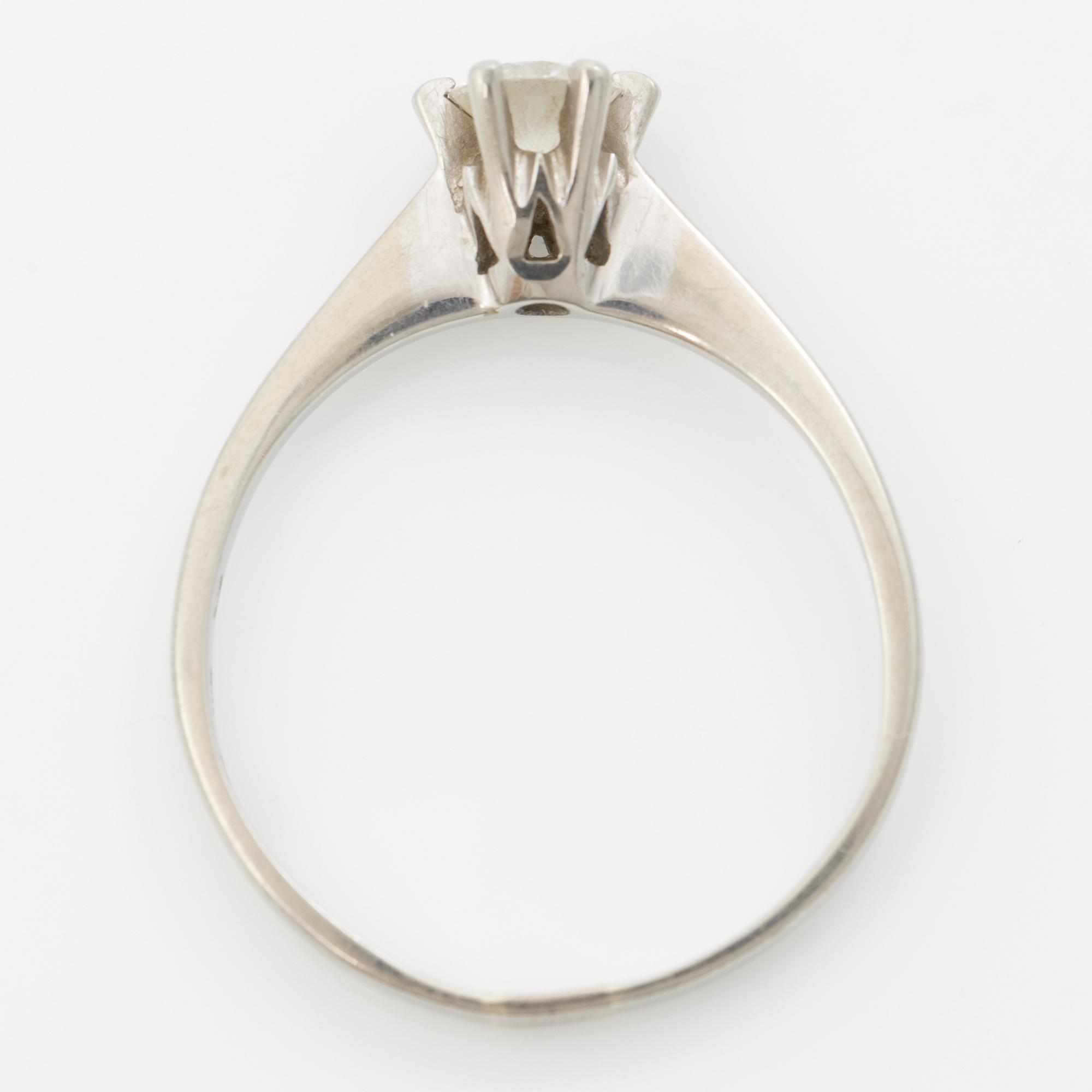 18K white gold ring with a brilliant-cut diamond.