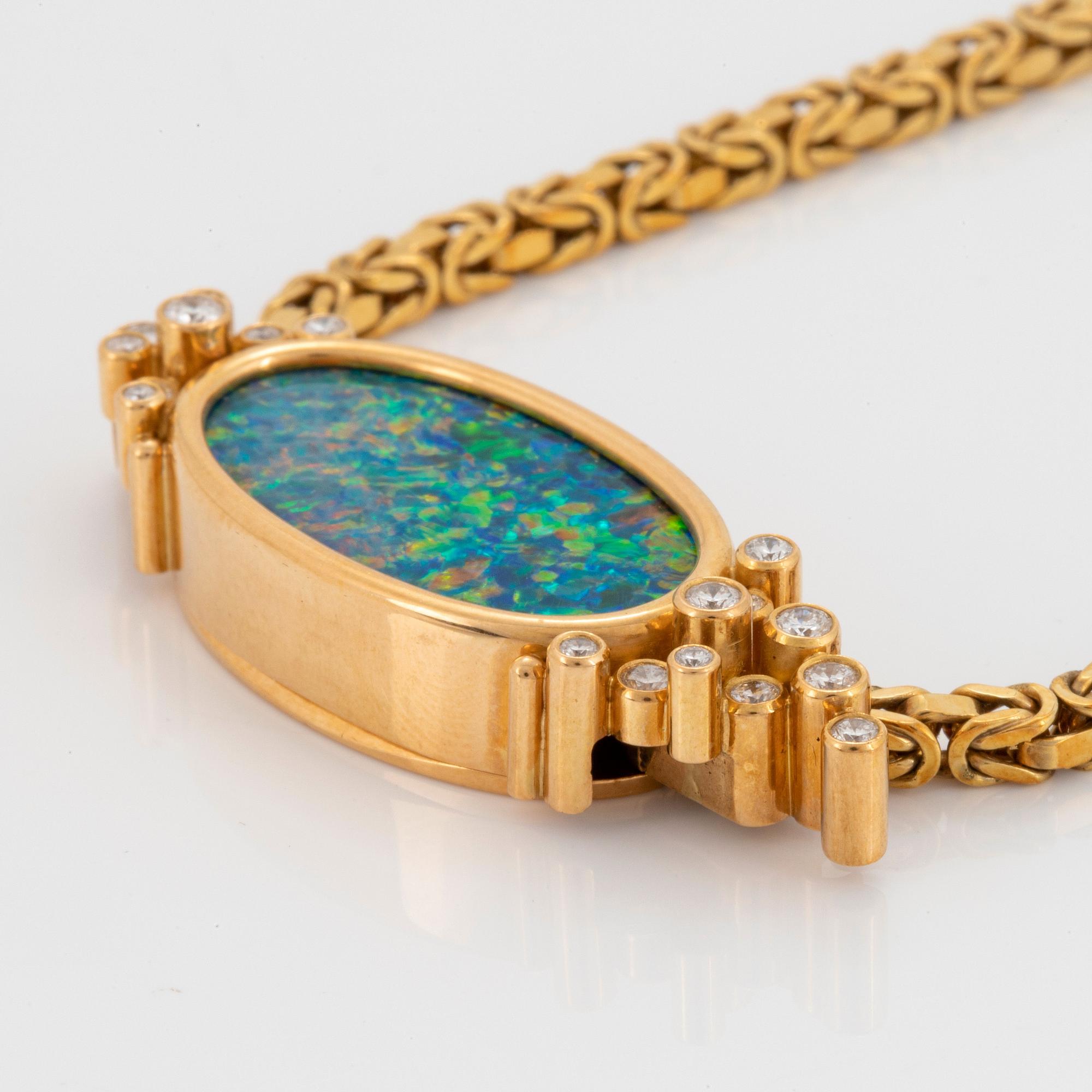 Hängsmycke 18K guld med en opal och runda briljantslipade diamanter.