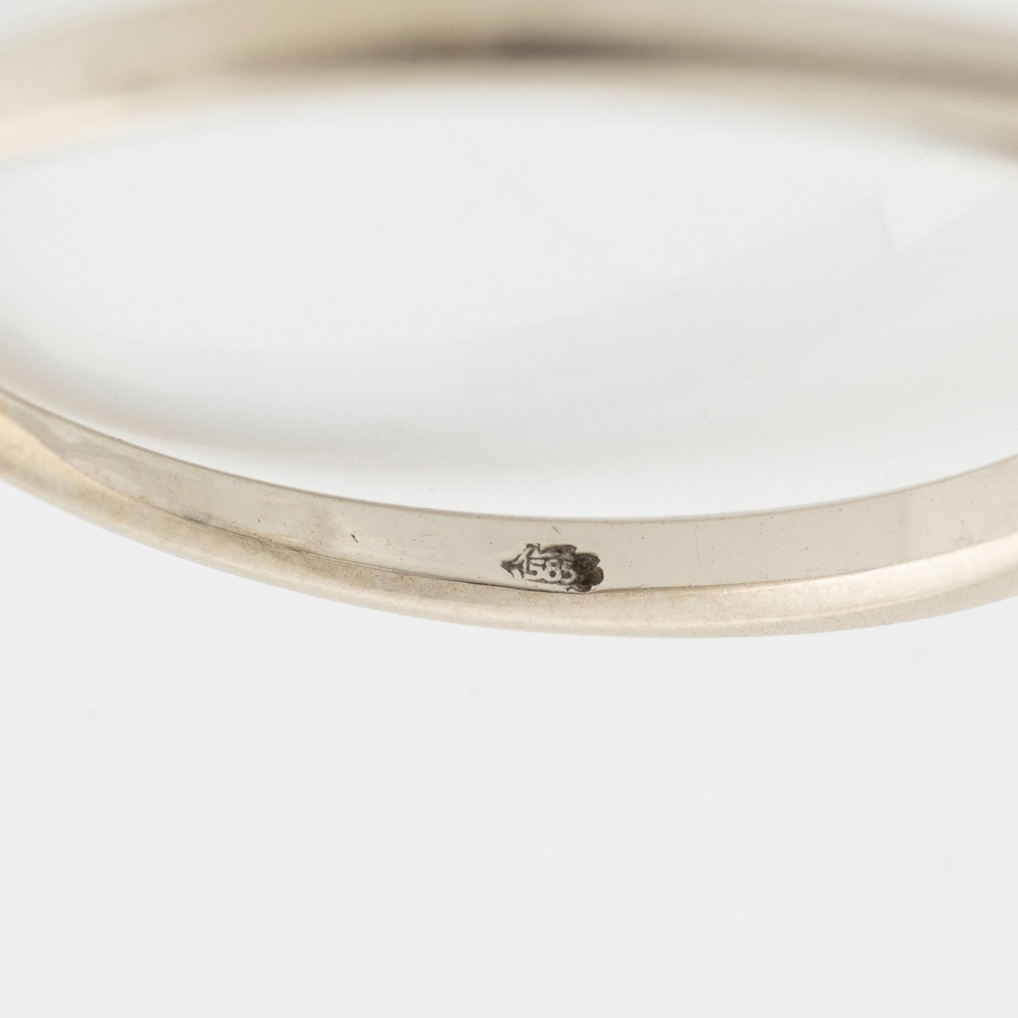 A 14K gold ring set with a round brilliant-cut diamond.
