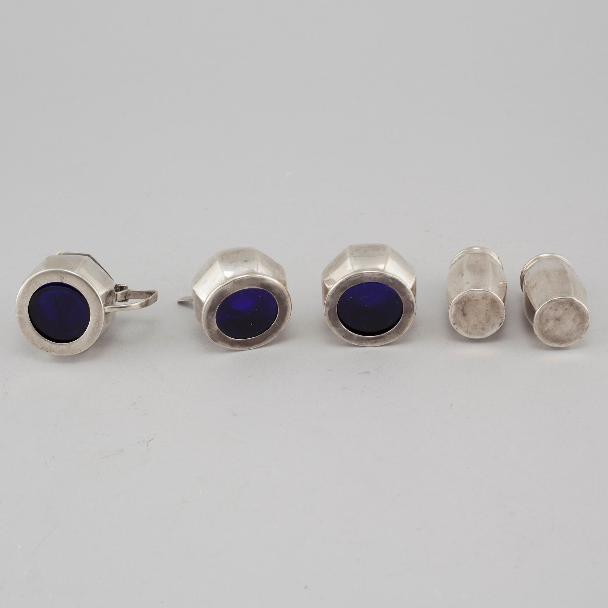 Eight pieces of seasoning set in silver, D&B, Birmingham, 1922. Weight 127 cm.