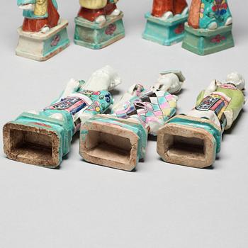 FIGURINER, 10 stycken, porslin. Qingdynastin, sent 1700-tal/tidigt 1800-tal.