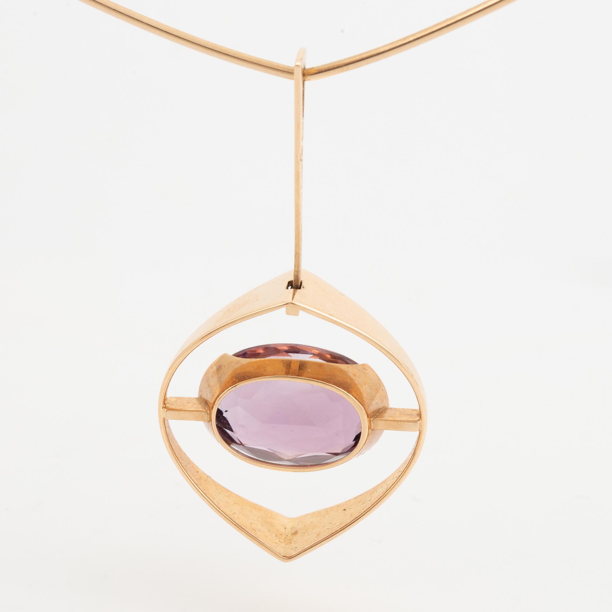 Elis Kauppi, A 14K gold necklace with an amethyst. kupittaan kulta, Turku 1962.
