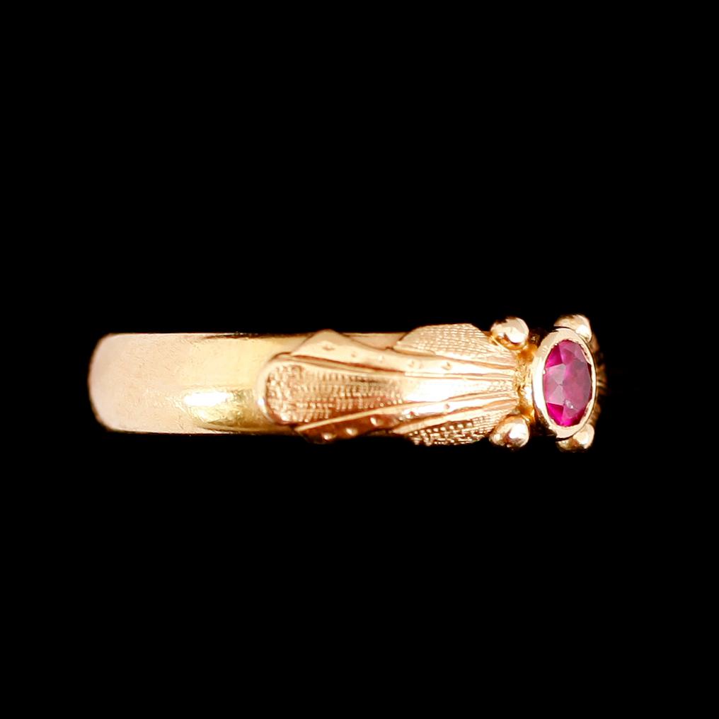 RING, boliden 18 k guld, 1955 med röd sten. Vikt ca 5 gram.