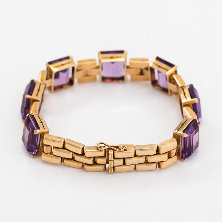 An 18K gold bracelet with amethyst.