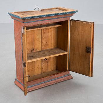 HÄNGSKÅP, 1800-talets andra hälft, bemålat.