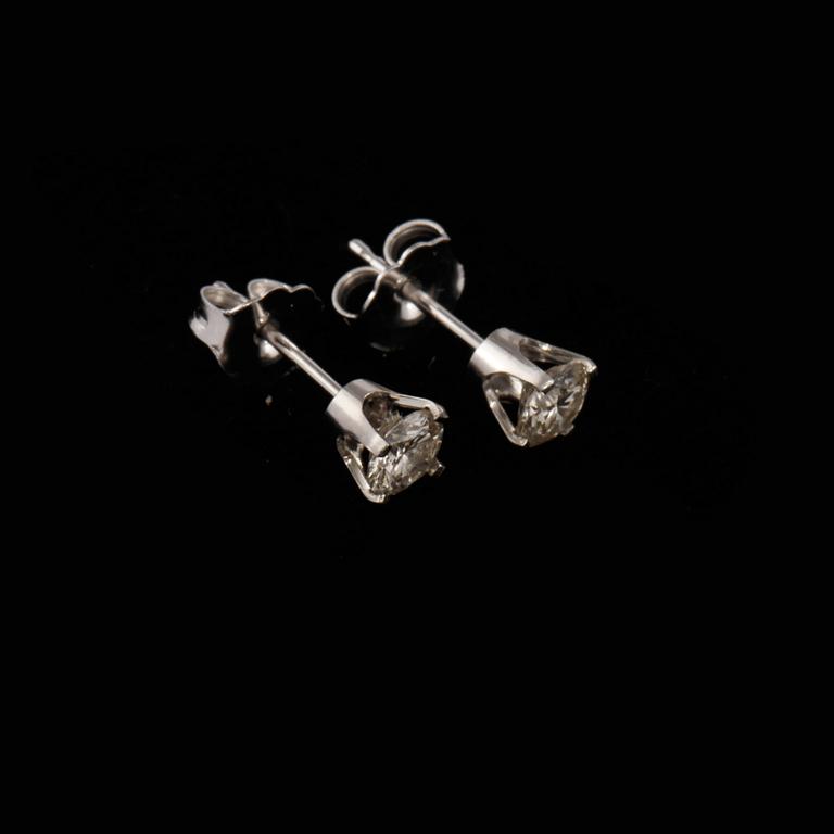ÖRHÄNGEN, ett par, 14k vitguld med briljantslipade diamanter, totalt ca 0.60 ct. Vikt 0,5 g.