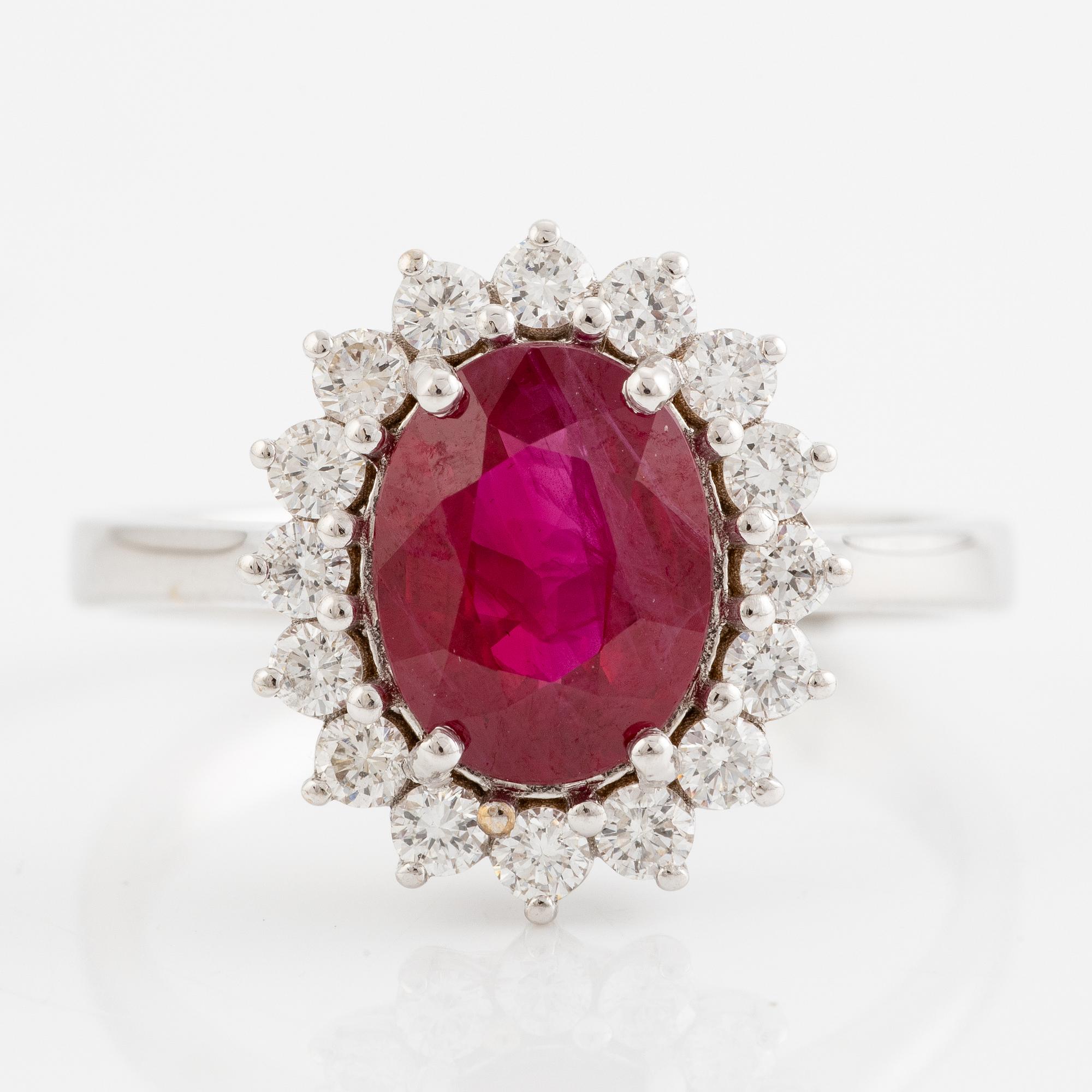 Ring 18K vitguld med en fasettslipad rubin och runda briljantslipade diamanter.