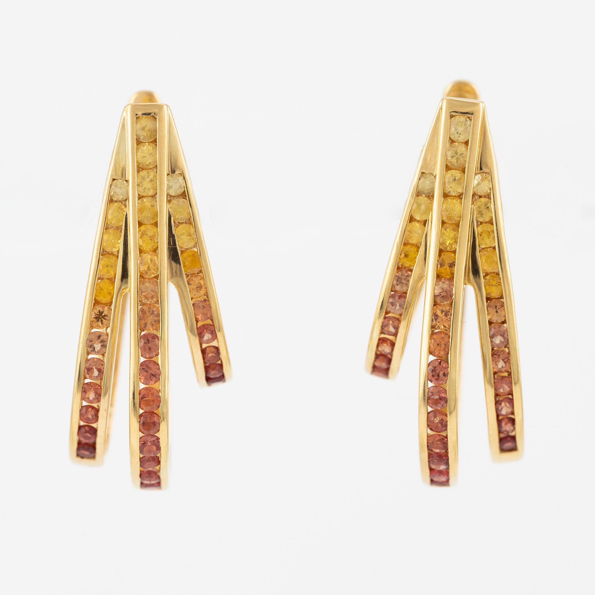 A pair of earrings in 18K gold with sapphires in various colours.