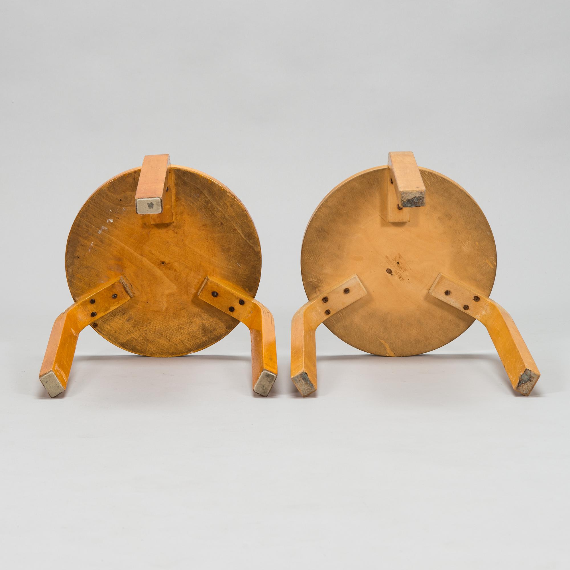 Alvar Aalto, a mid-20th century '85' table and four '60' stools for O.Y. Huonekalu-ja Rakennustyötehdas A.B.