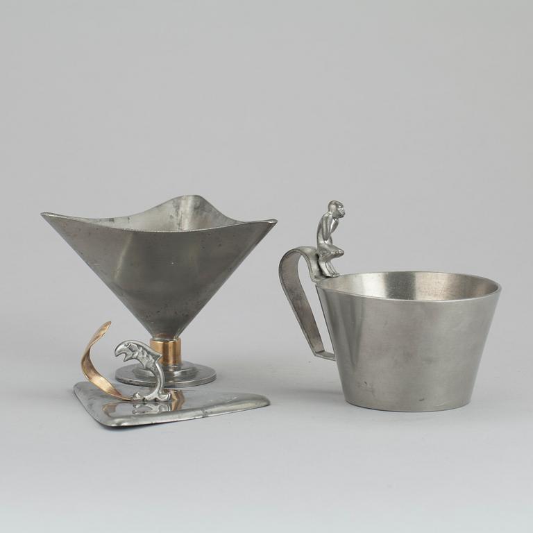 SKÅL MED LOCK SAMT MUGG, tenn, Firma Svenskt tenn respektive Guldsmedsaktiebolaget GAB, Stockholm 1931 och 1930.