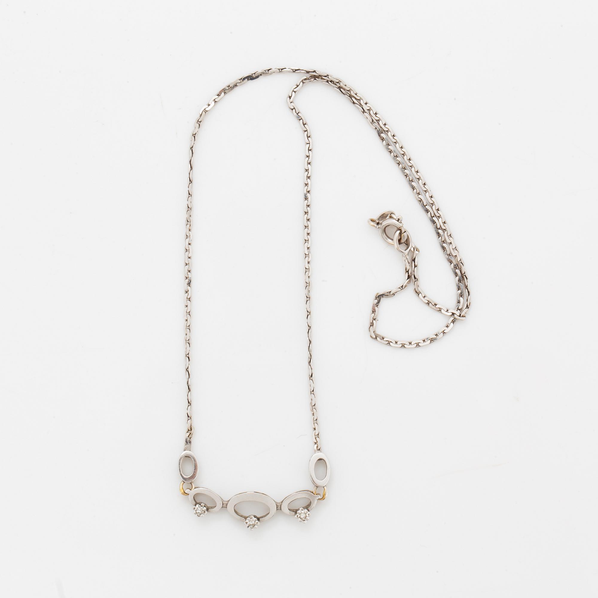 Collier, 18K vitguld med 3 mindre briljantslipade diamanter .