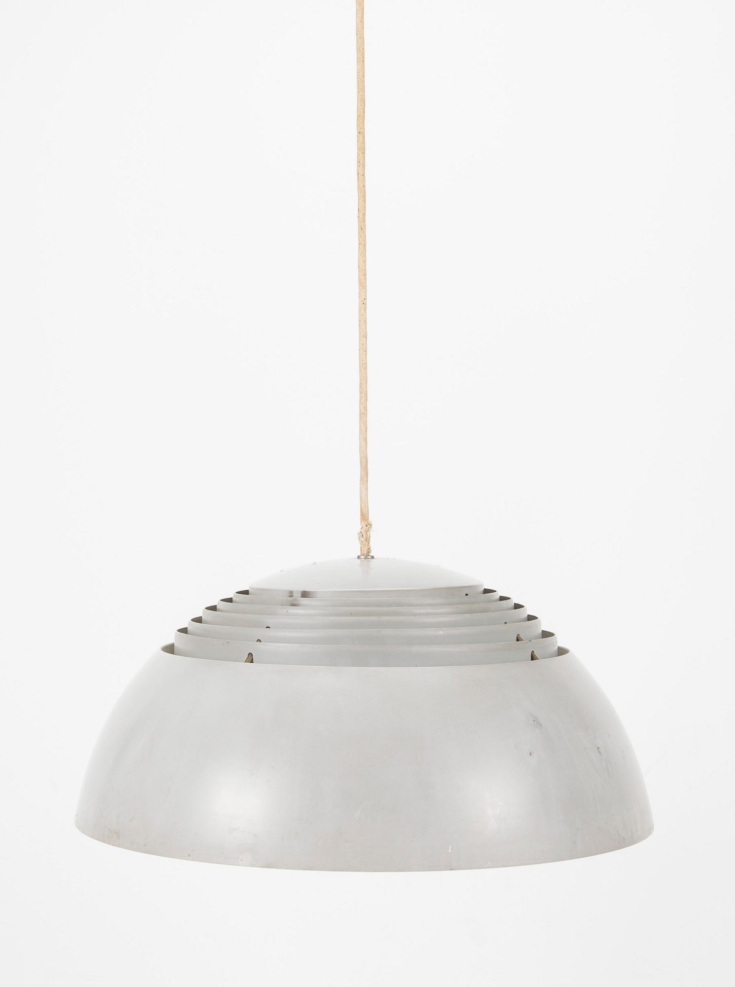 TAKLAMPA, "AJ Pendel", Arne Jacobsen, Louis Poulsen, 1900-tal. Höjd ca 90 cm.