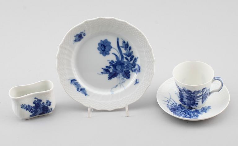 SERVISPORSLIN, 28 delar, porslin, "Blå Blomst", Royal Copenhagen.