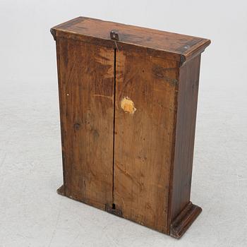 Hängskåp, allmoge, 1800-tal.