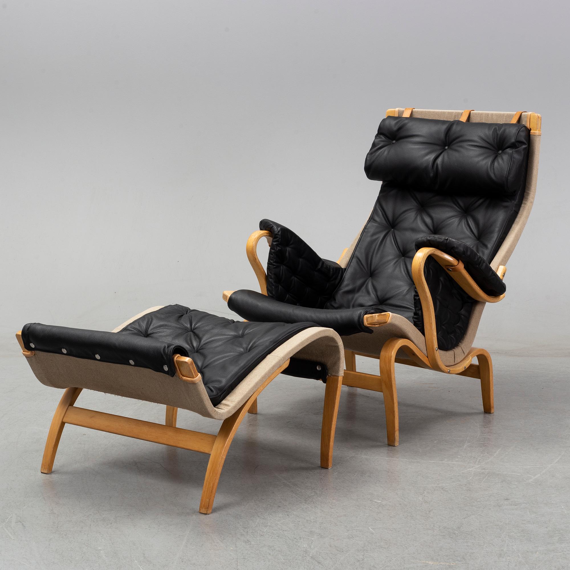 Bruno Mathsson, fåtölj med fotpall "Pernilla" för DUX 1900-talets senare del.