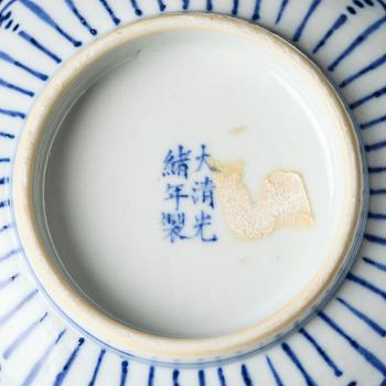 A pair of blue and white lotus bowls, Qing dynasty, Guangxu (1875-1908).