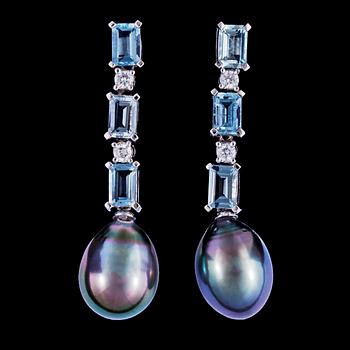 1040. A pair of cultured Tahitit pearl, aquamarine and brilliant cut diamonds, tot. 0.33 cts.