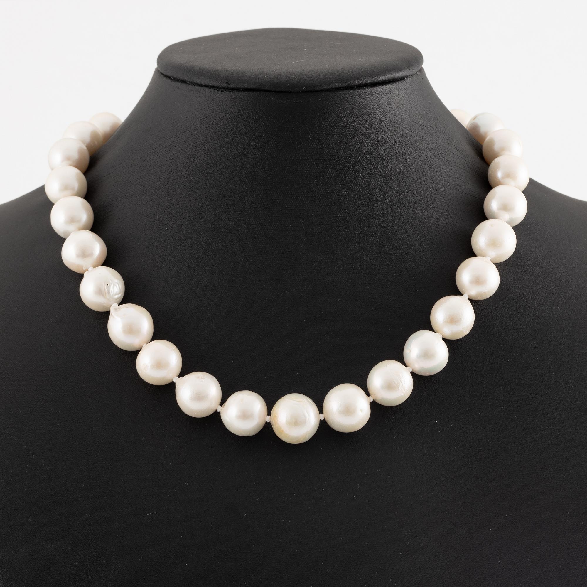 Collier med odlade sötvattenspärlor, lås 18K guld.